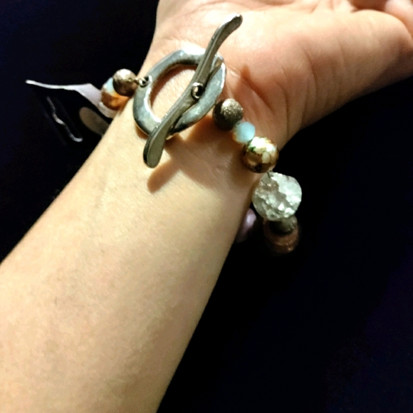 Handmade bracelet with resin beads - Picture 9 of 10